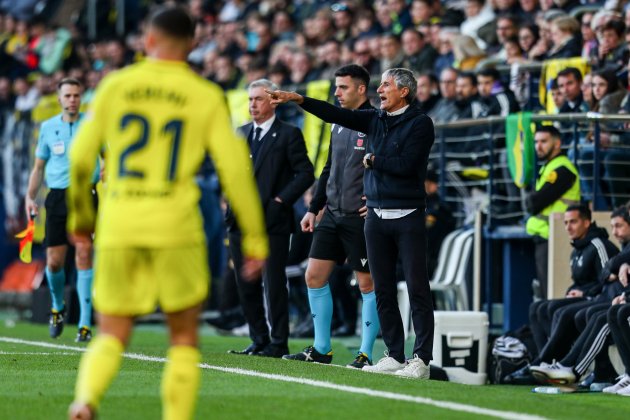 Quique Setién dando órdenes durante el Villarreal - Real Madrid / Foto: Europa Press