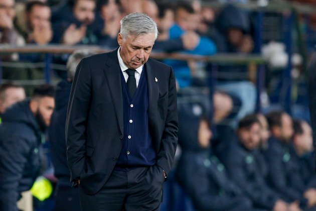 Ancelotti cabizbajo durante un partido del Real Madrid / Foto: EFE
