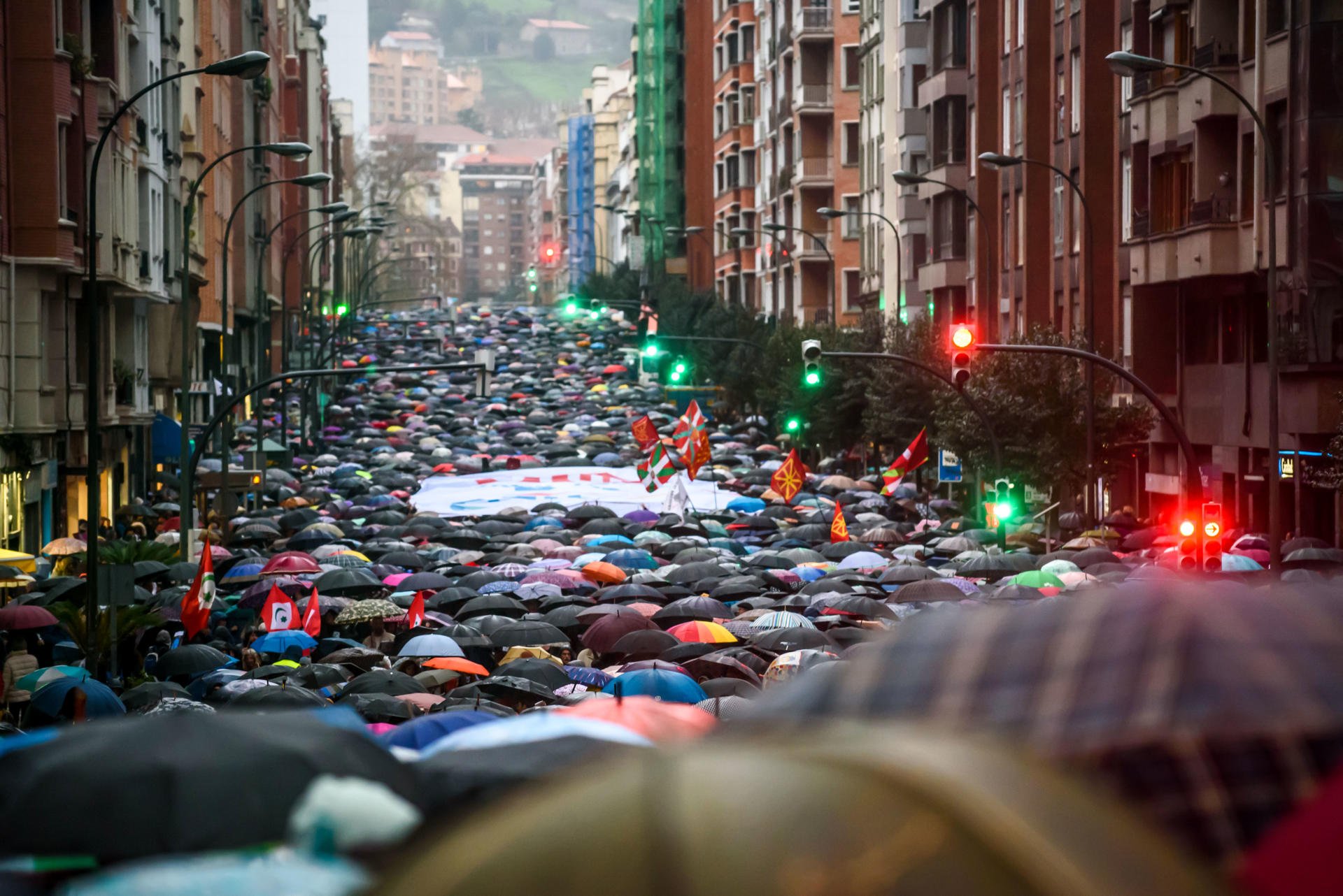 Desenes de milers de persones es manifesten a Bilbao contra la dispersió dels presos d'ETA