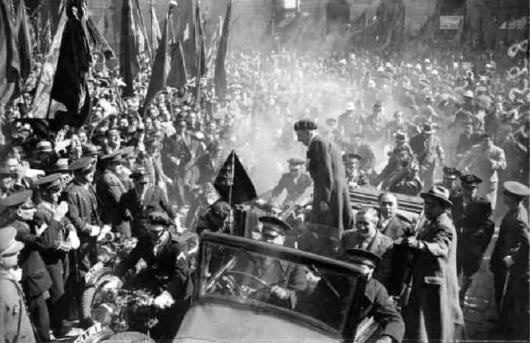El presidente Companys llega a Catalunya para restaurar el autogobierno (marzo, 1936). Fuente Archivo Nacional de Catalunya El presidente Companys llega a Catalunya para restaurar el autogobierno (marzo, 1936). Fuente Archivo Nacional de Catalunya