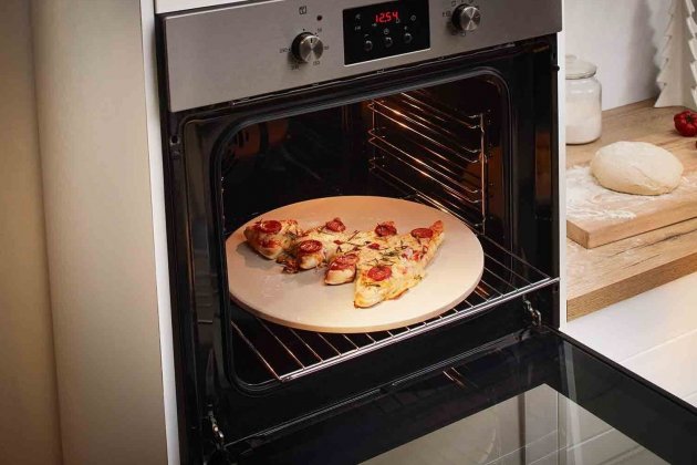 Lidl tiene una piedra para hacer pizzas en el horno como las de Italia