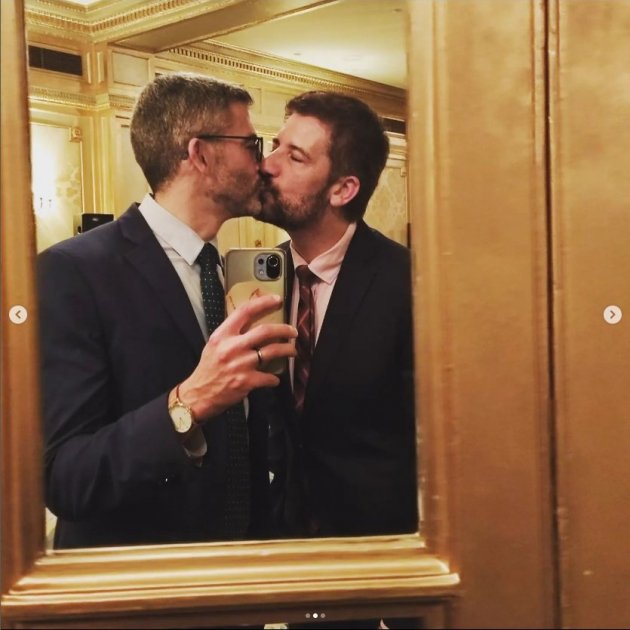 Toni Cruanyes i Eugeni Villalbí e sfan un petó Instagram Toni Cruanyes i Eugeni Villalbí e sfan un petó Instagram