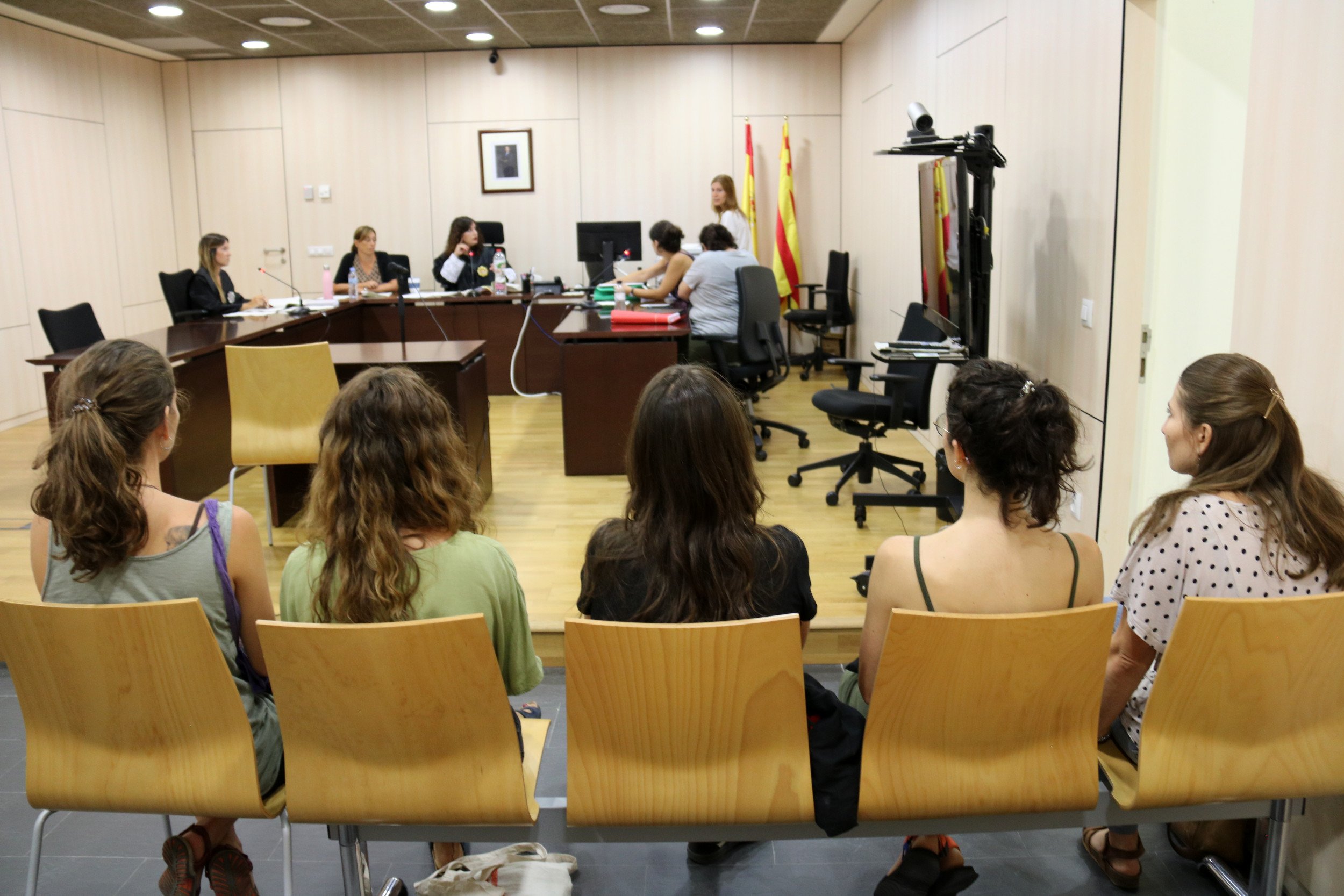 Sis mesos de presó per a tres feministes encausades per la vaga del 8-M de 2019 a Manresa