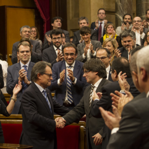 El Parlament investeix Carles Puigdemont 130è President de la Generalitat. El president sortint Mas i el president entrant Puigdemont. Font Parlament de Catalunya