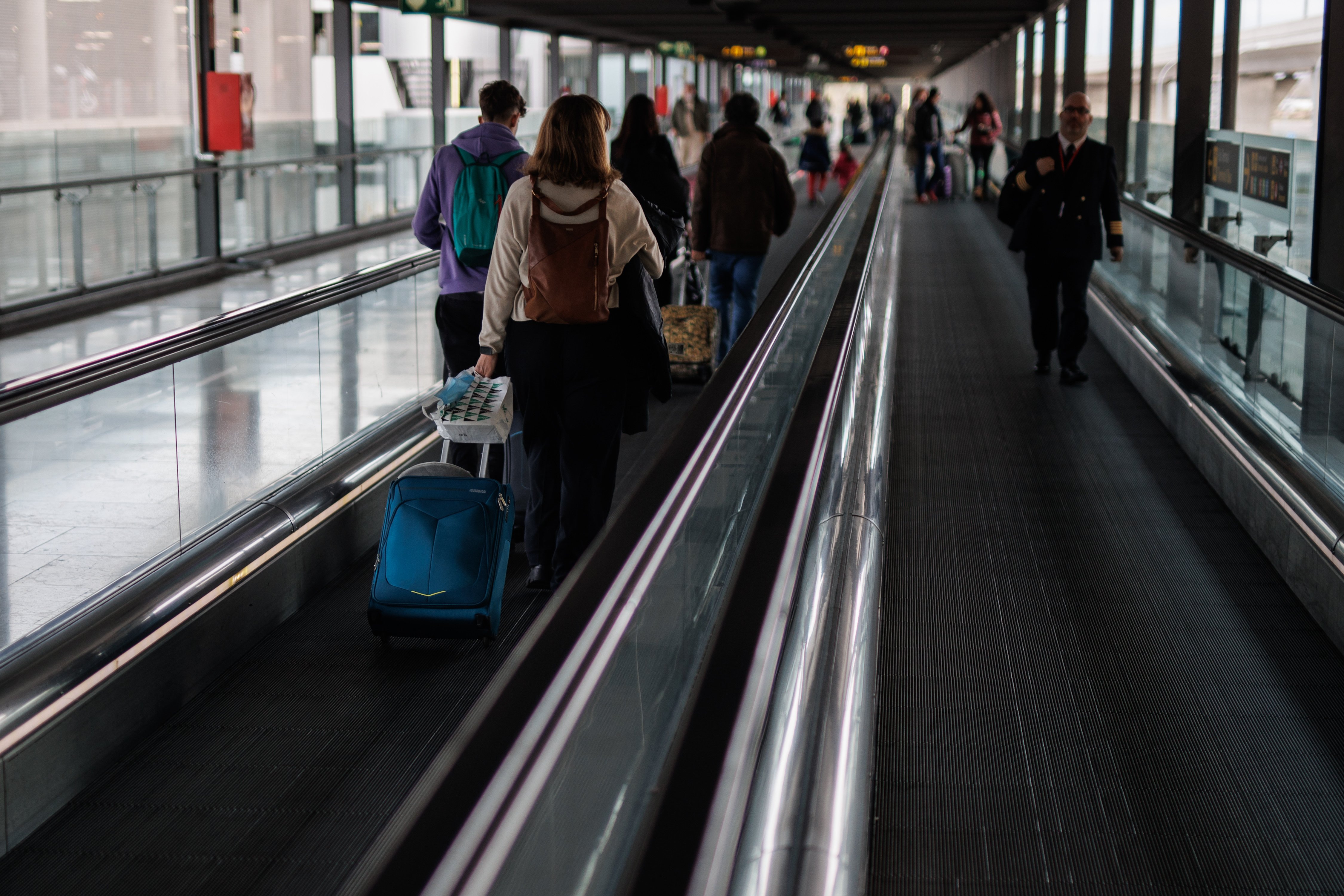 Uns viatgers passegen per la terminal Uns viatgers passegen per la terminal