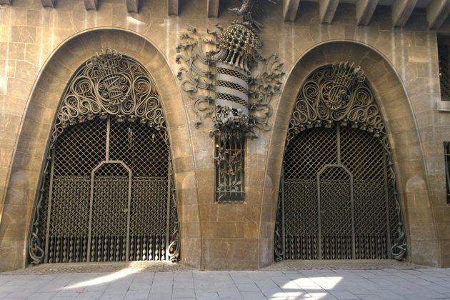 Palacio Guell Piggyofdoom wikipedia