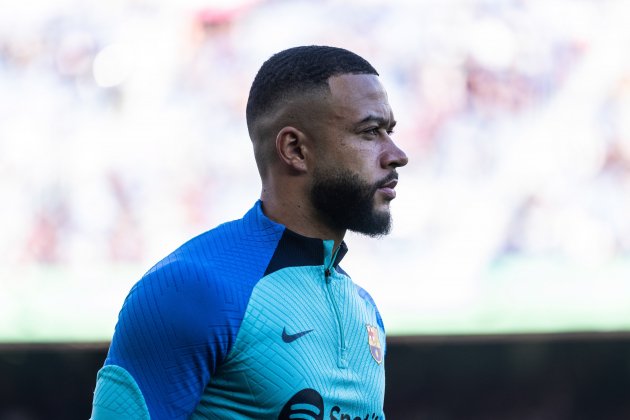 Memphis Depay calentando serio / Foto: Europa Press