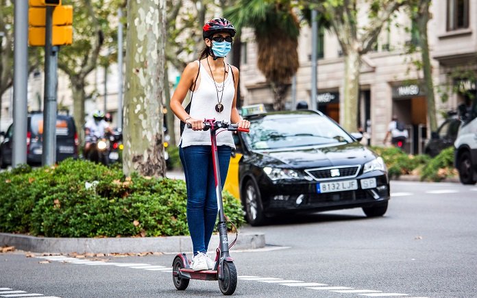 ¿Qué tipo de personas se mueven en patinete?