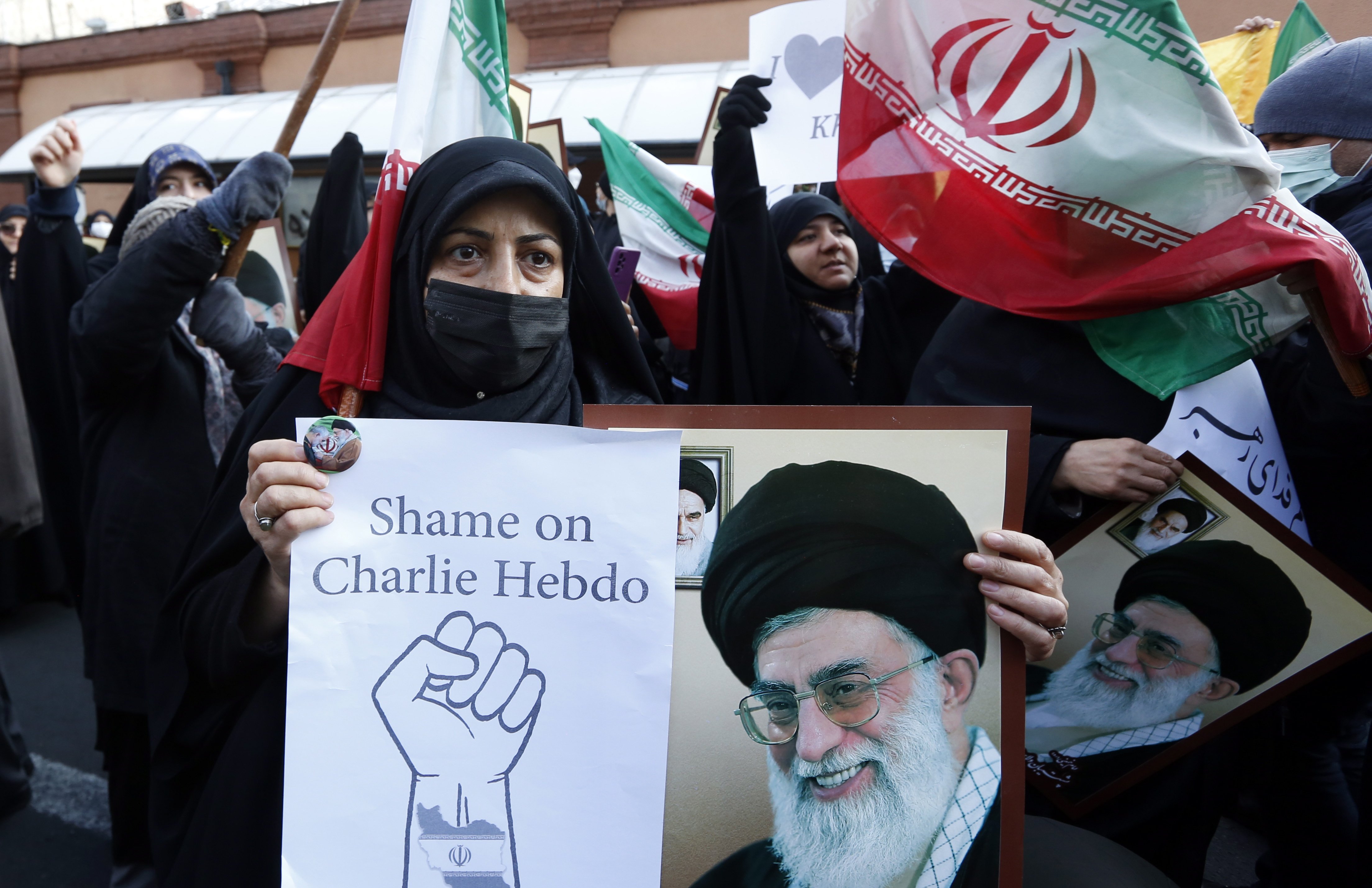 L'Iran amenaça la revista francesa 'Charlie Hebdo': "Mireu el que li va passar a Salman Rushdie"
