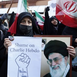 Irán amenaza a la revista francesa 'Charlie Hebdo': "Mirad lo que le pasó a Salman Rushdie"