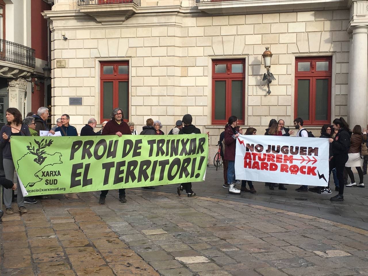 Pere Aragonès, recibido entre gritos en Reus: "Paremos el Hard Rock"