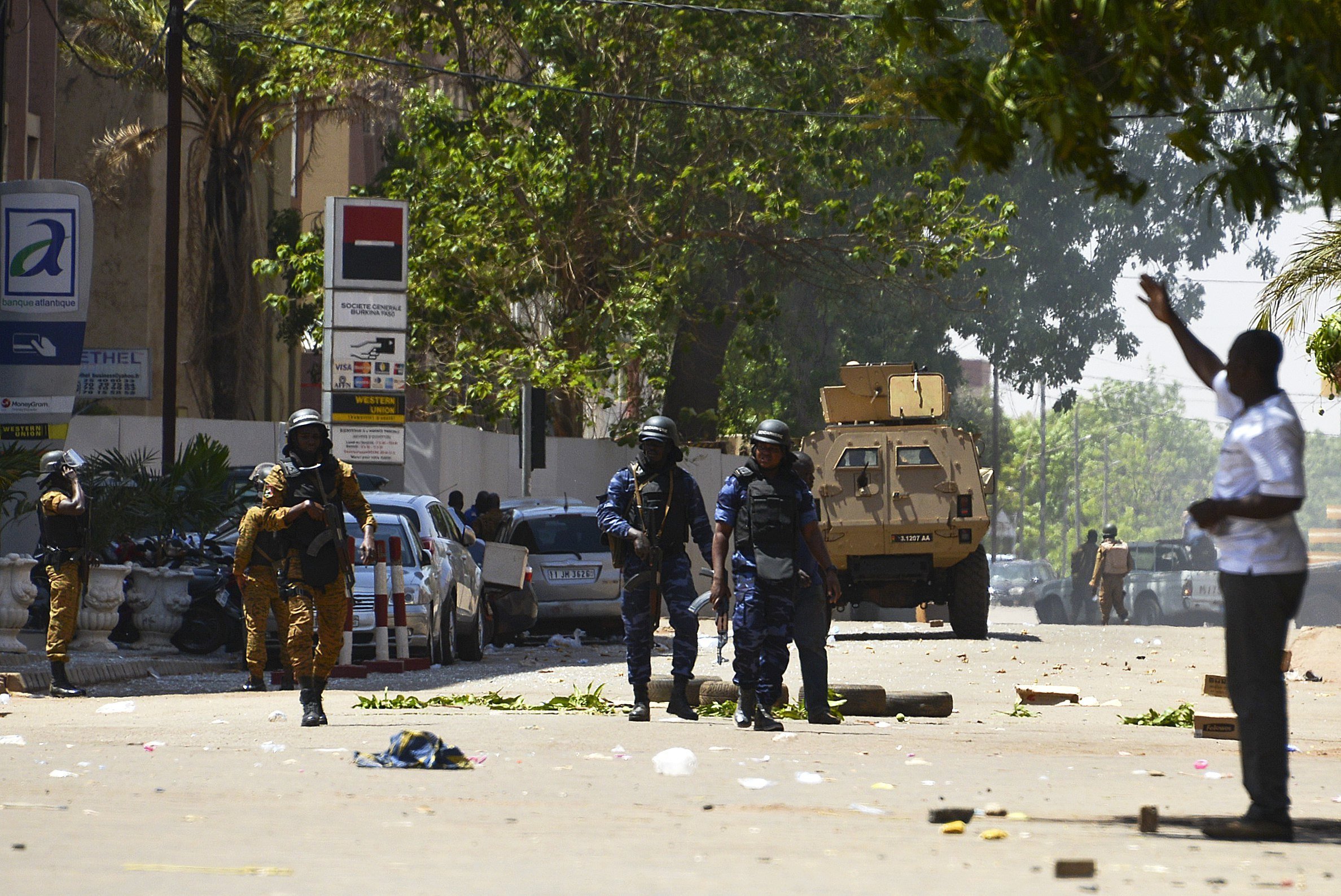 Un ataque terrorista en la capital de Burkina Faso deja 8 muertos y 80 heridos