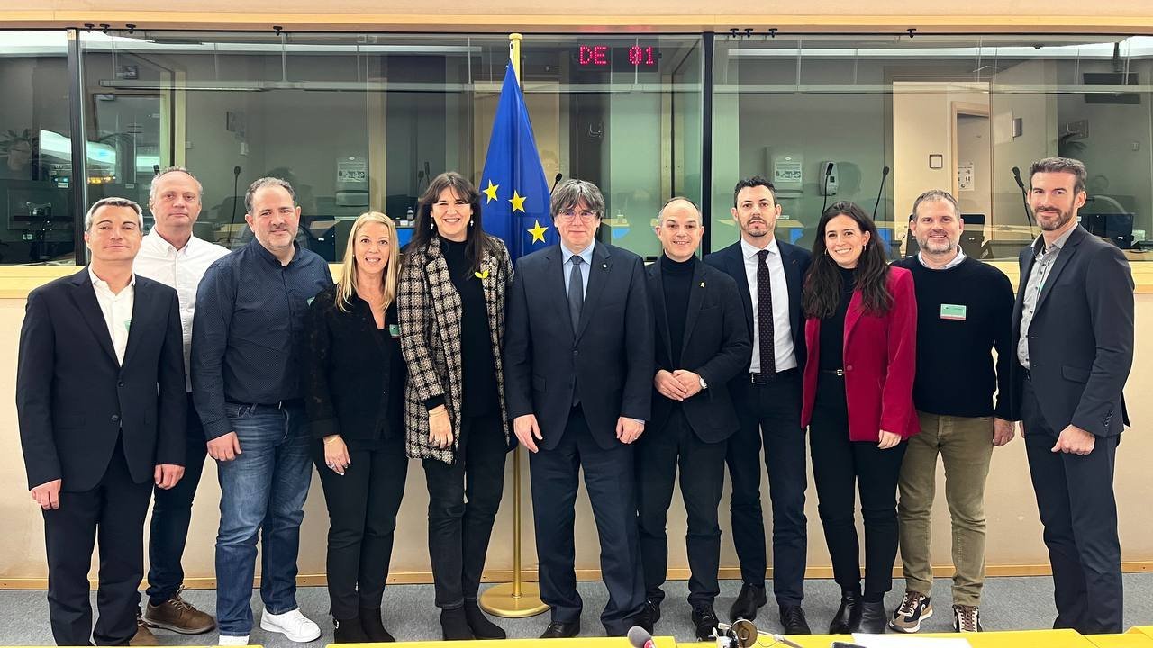 Borràs, Turull i els presidents de vegueries de Junts es reuneixen amb Puigdemont pels fons europeus