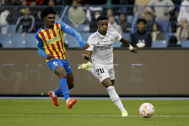 Vinicius Jr Thierry Correia Real Madrid Valencia Supercopa España / Foto: EFE Vinicius Jr Thierry Correia Real Madrid Valencia Supercopa España / Foto: EFE