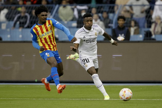 Vinicius Jr Thierry Correia Real Madrid Valencia Supercopa España / Foto: EFE