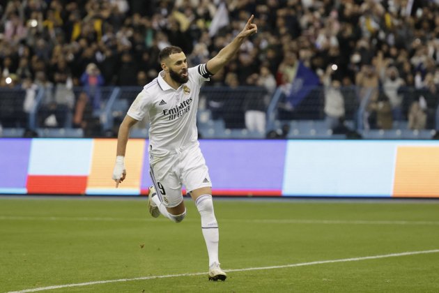 Karim Benzema señala celebra gol Real Madrid Supercopa España / Foto: EFE