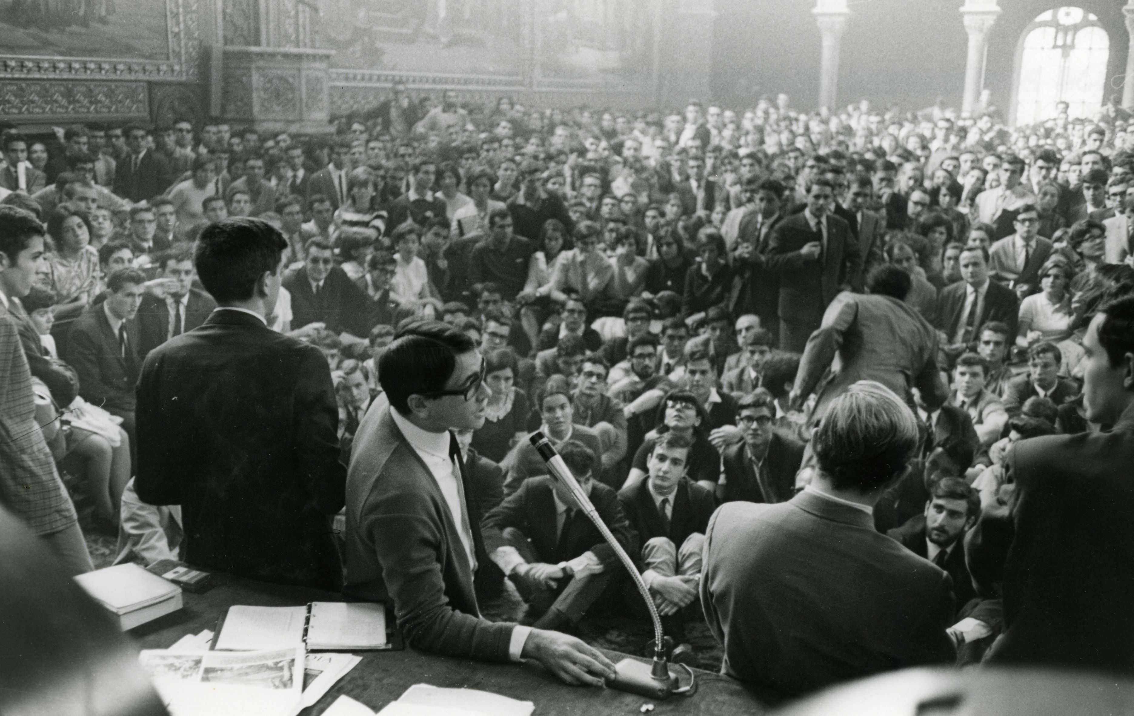 T'identifiques a la foto? Es busquen estudiants antifranquistes