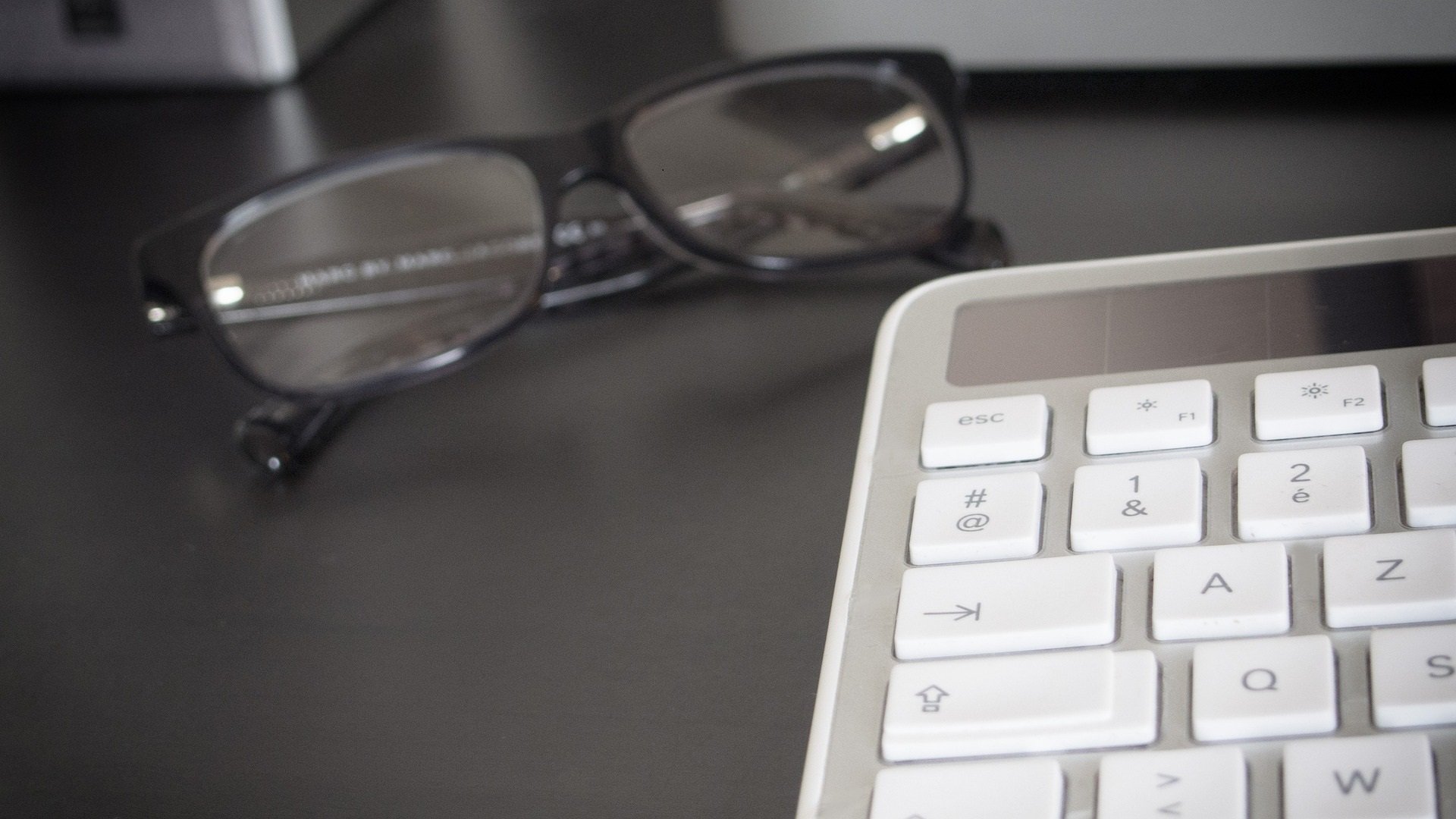 La empresa deberá pagar las gafas de los empleados que trabajen con ordenadores