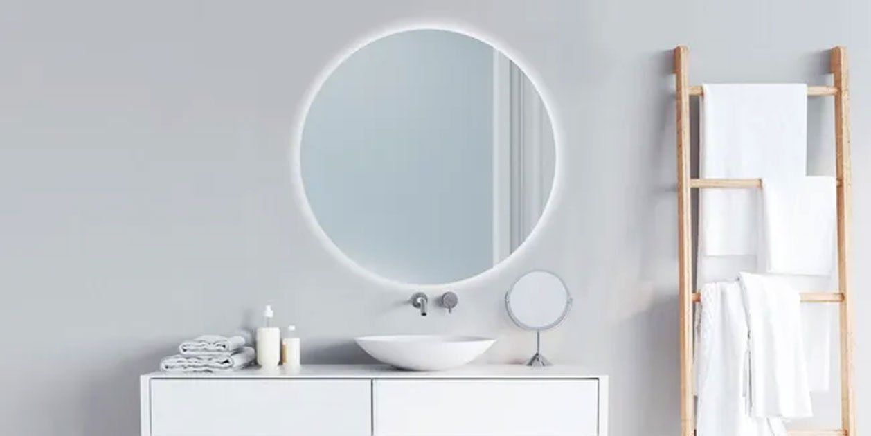 El espejo con luz para lavabo que parece de casa de diseño está en Leroy Merlin