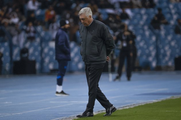 Carlo Ancelotti caminando serio Supercopa Madrid / Foto: EFE - Juan Carlos Cárdenas