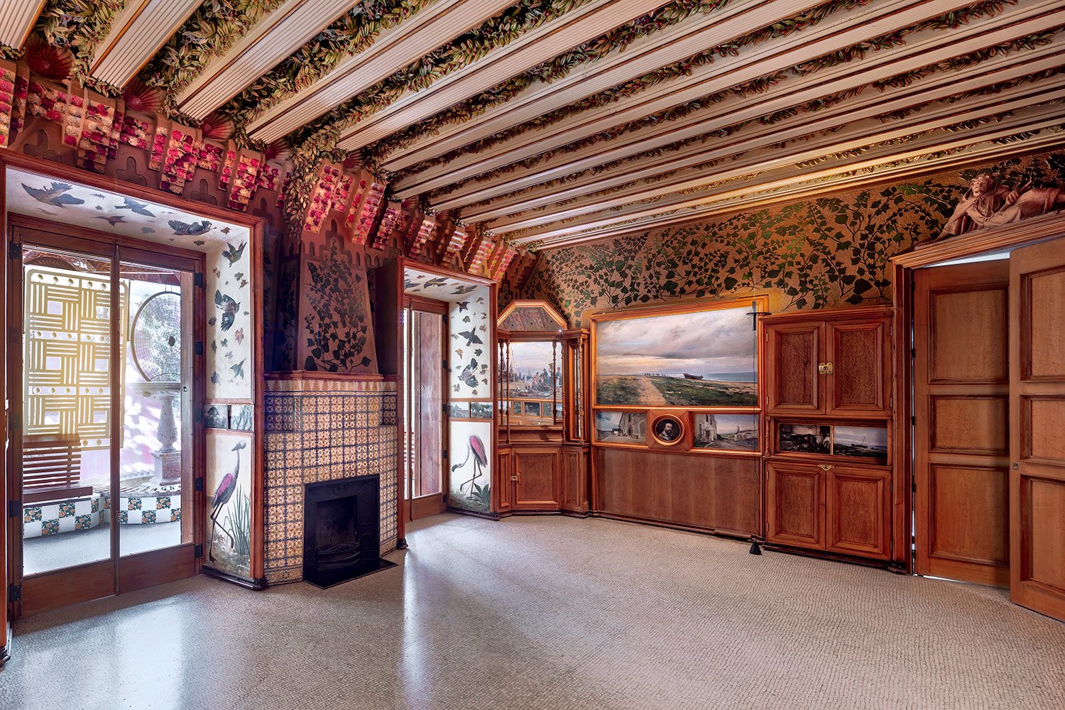 La primera casa de Gaudí en Barcelona restaura sus pinturas