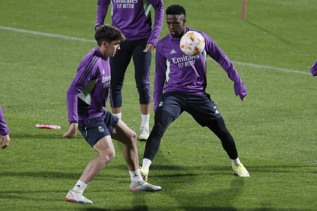 Mario Martín durante un entrenamiento del Madrid en Arabia Saudita junto a Vinicius JR / Foto: EFE Mario Martín durante un entrenamiento del Madrid en Arabia Saudita junto a Vinicius JR / Foto: EFE
