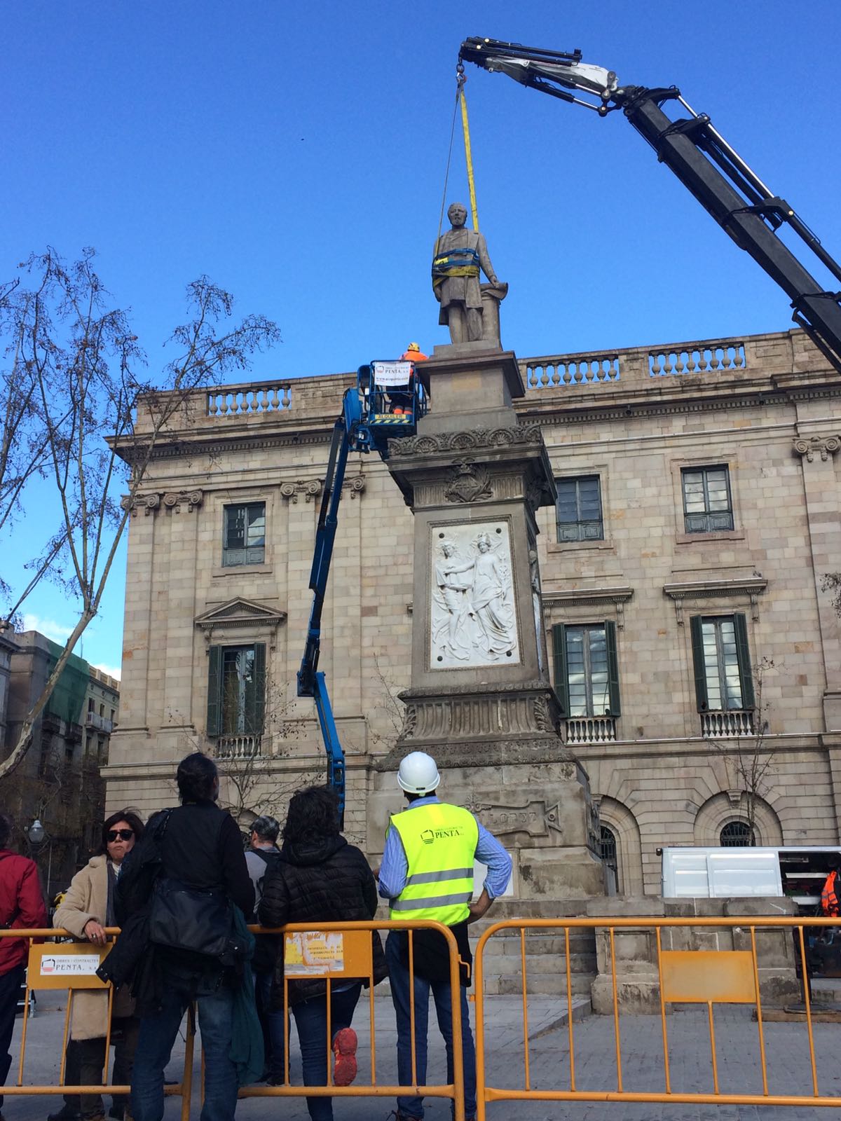 Colectivos antirracistas reprochan a Colau que mantenga la peana de Antonio López