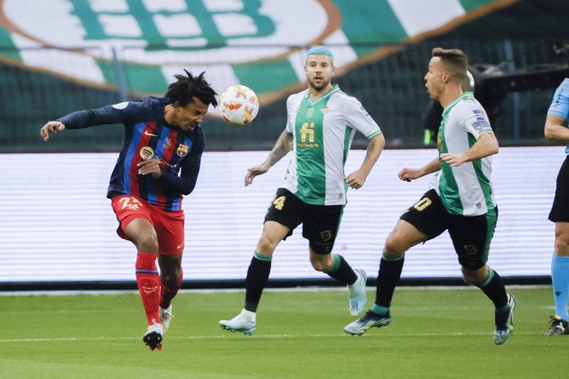 Jules Kounde Barça Betis Supercopa de España / Foto: EFE