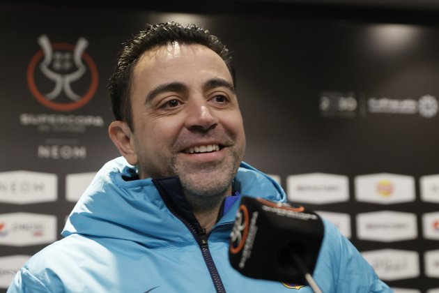 Xavi Hernández sonriendo rueda de prensa / Foto: EFE