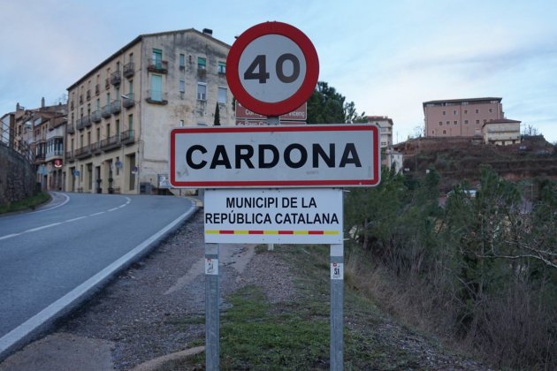 Resultado de imagen de Els municipis de les comarques de Girona s'omplen de cartells de la República