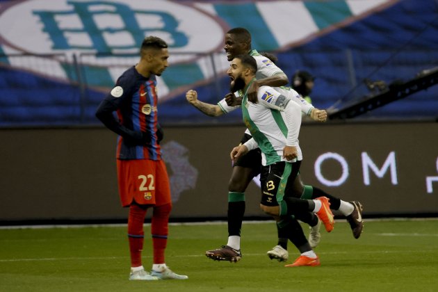 Raphinha decepcionado tras encajar el gol del empate contra el Betis en la Supercopa de España / Foto: EFE