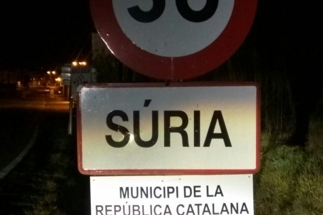 Resultado de imagen de Els municipis de les comarques de Girona s'omplen de cartells de la República