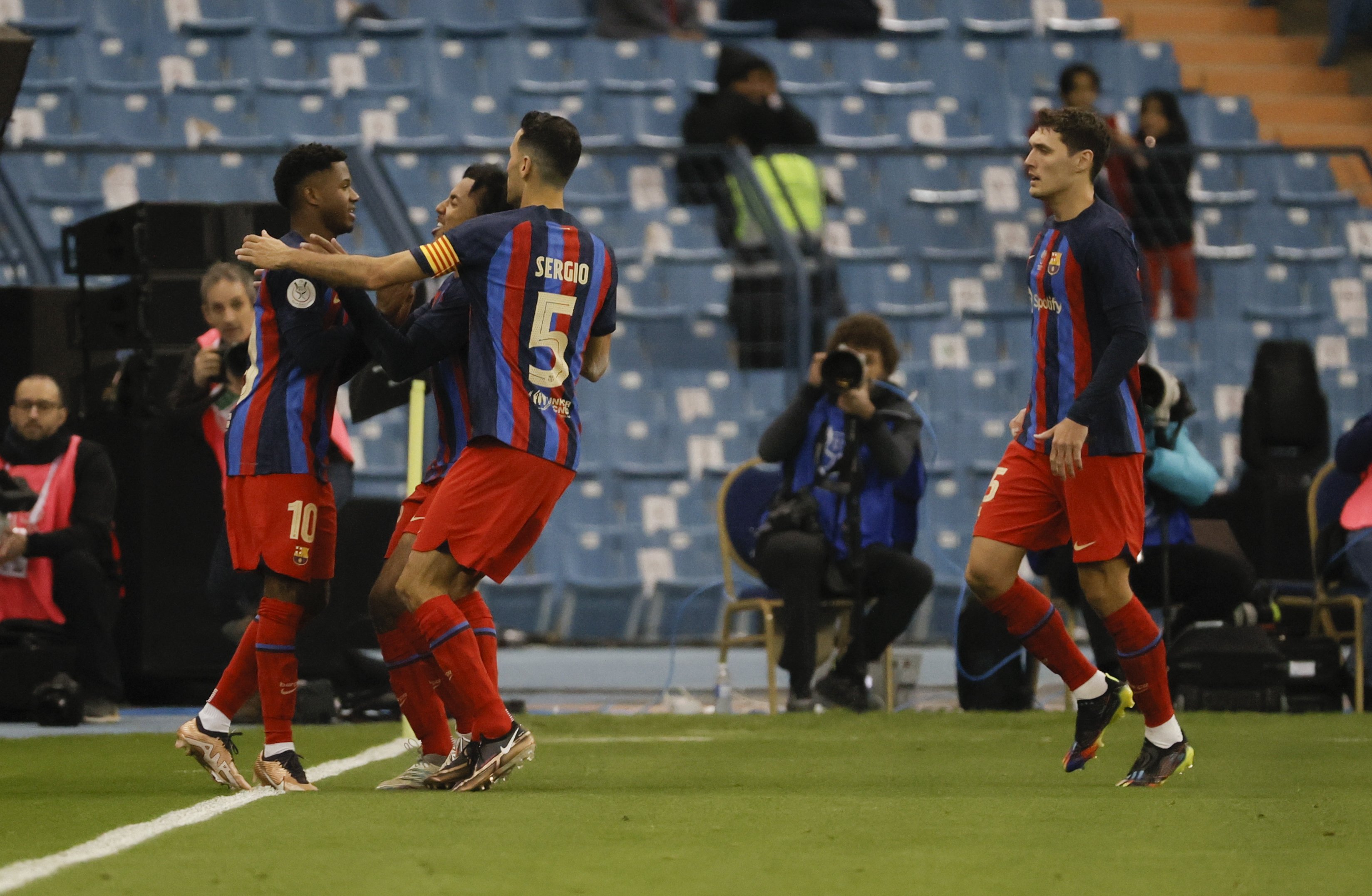 ​El Barça tiembla contra el Betis hasta los penaltis, pero jugará la final de la Supercopa de España (2-2)