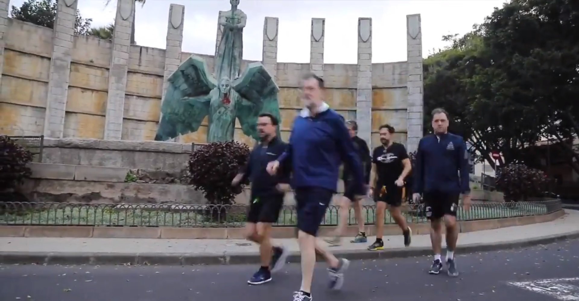 Rajoy se hace un vídeo delante de un monumento franquista en Tenerife