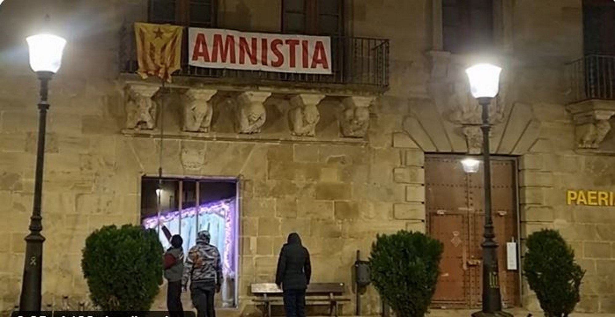 Atac d'espanyolistes encaputxats a la paeria de Cervera | VÍDEO