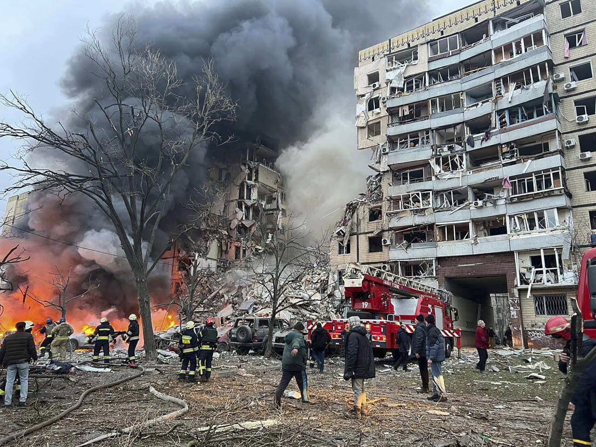 Almenys 5 morts en l'horrorós atac rus contra un edifici residencial a Dnipró