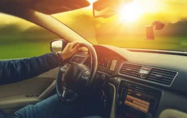 LA DGT prohibeix l'ús d'aquestes ulleres de sol per conduir