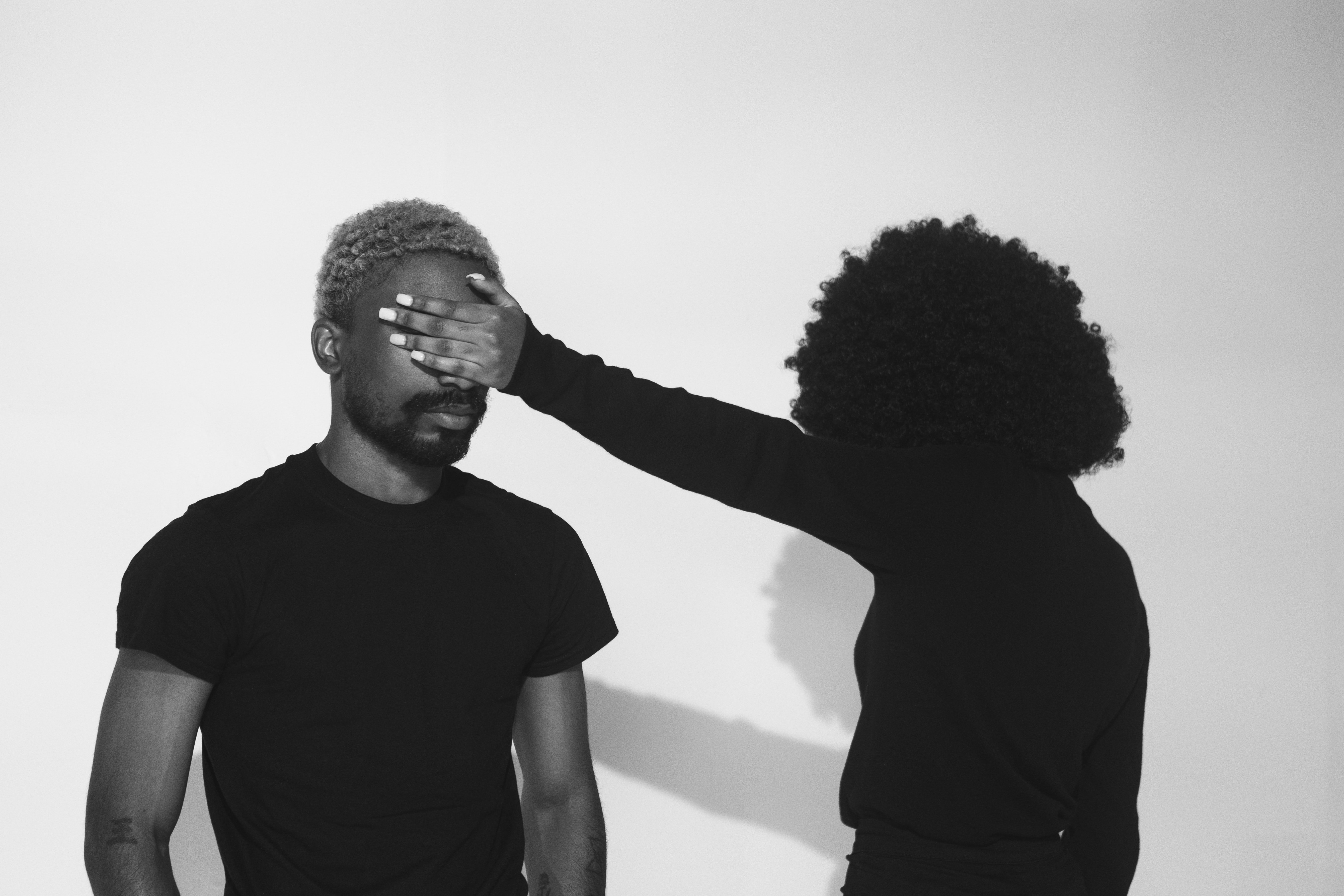 Portades que es tapen els ulls i miren cap a una altra banda Portades que es tapen els ulls i miren cap a una altra banda