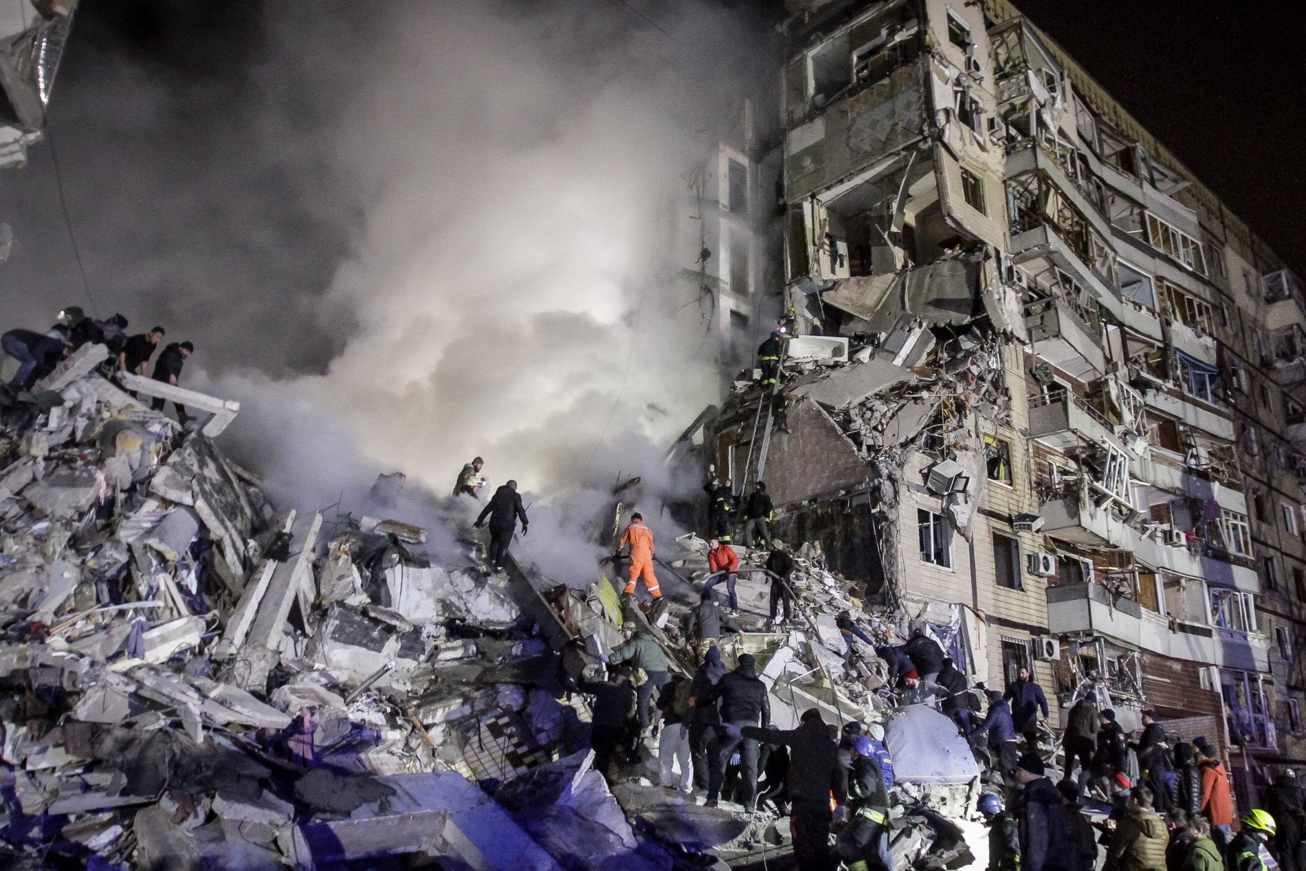 Rusia se ensaña con los civiles: bombardea un edificio residencial y causa al menos 14 muertos