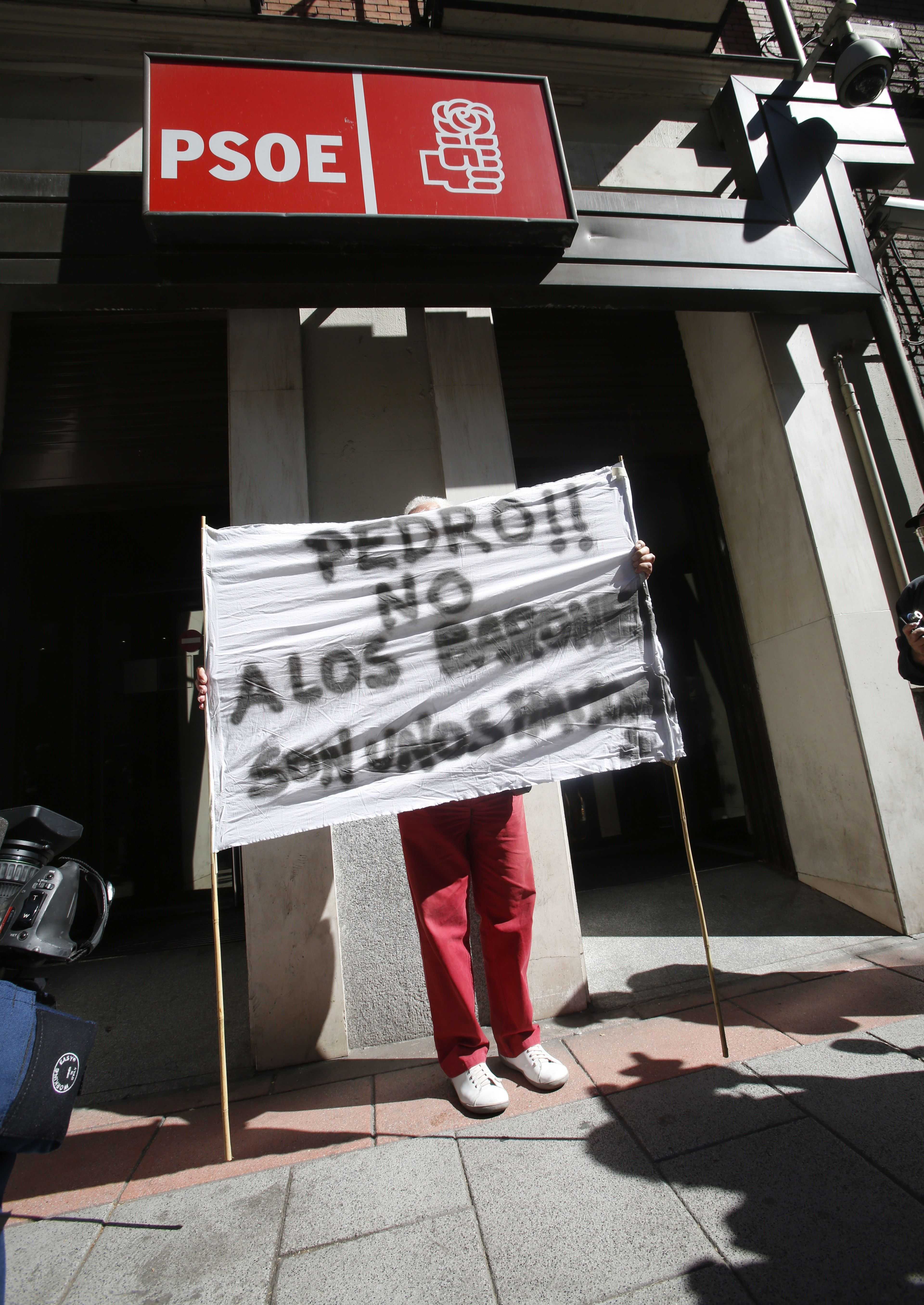 El PSOE tem agitació a la porta de Ferraz durant el comitè federal