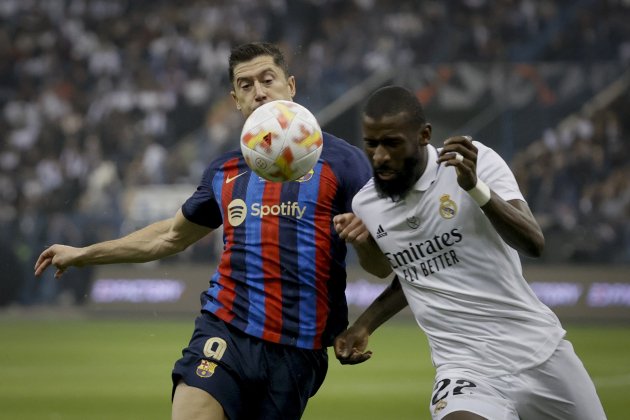 Robert Lewandowski Rüdiger disputa Reial Madrid Barça Supercopa / Foto: EFE