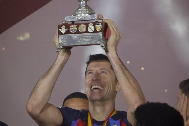 Lewandowski trofeu Supercopa / Foto: EFE - Juan Carlos Cárdenas
