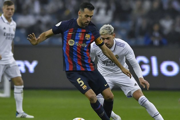 Sergio Busquets davant de Valverde durant la final de Supercopa / Foto: EFE