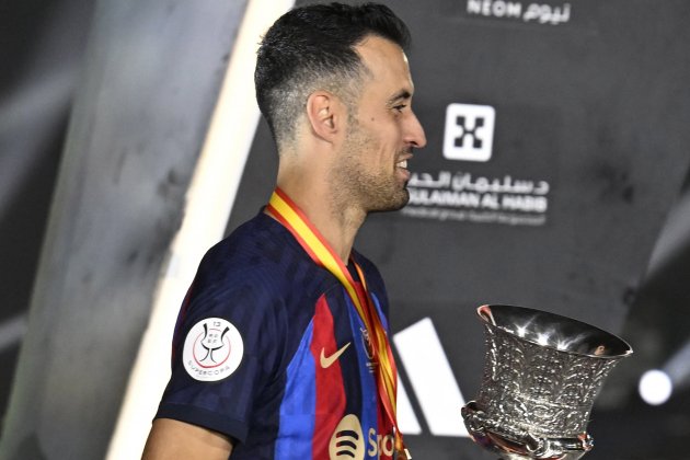 Busquets trofeo Supercopa / Foto: EFE Busquets trofeo Supercopa / Foto: EFE