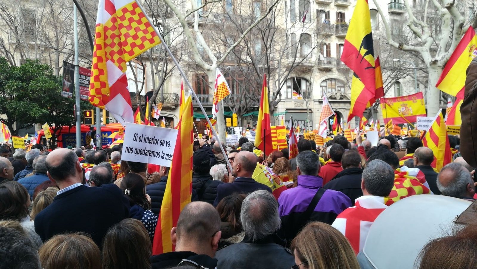 Decenas de españolistas se manifiestan en plaza Sant Jaume contra Torra