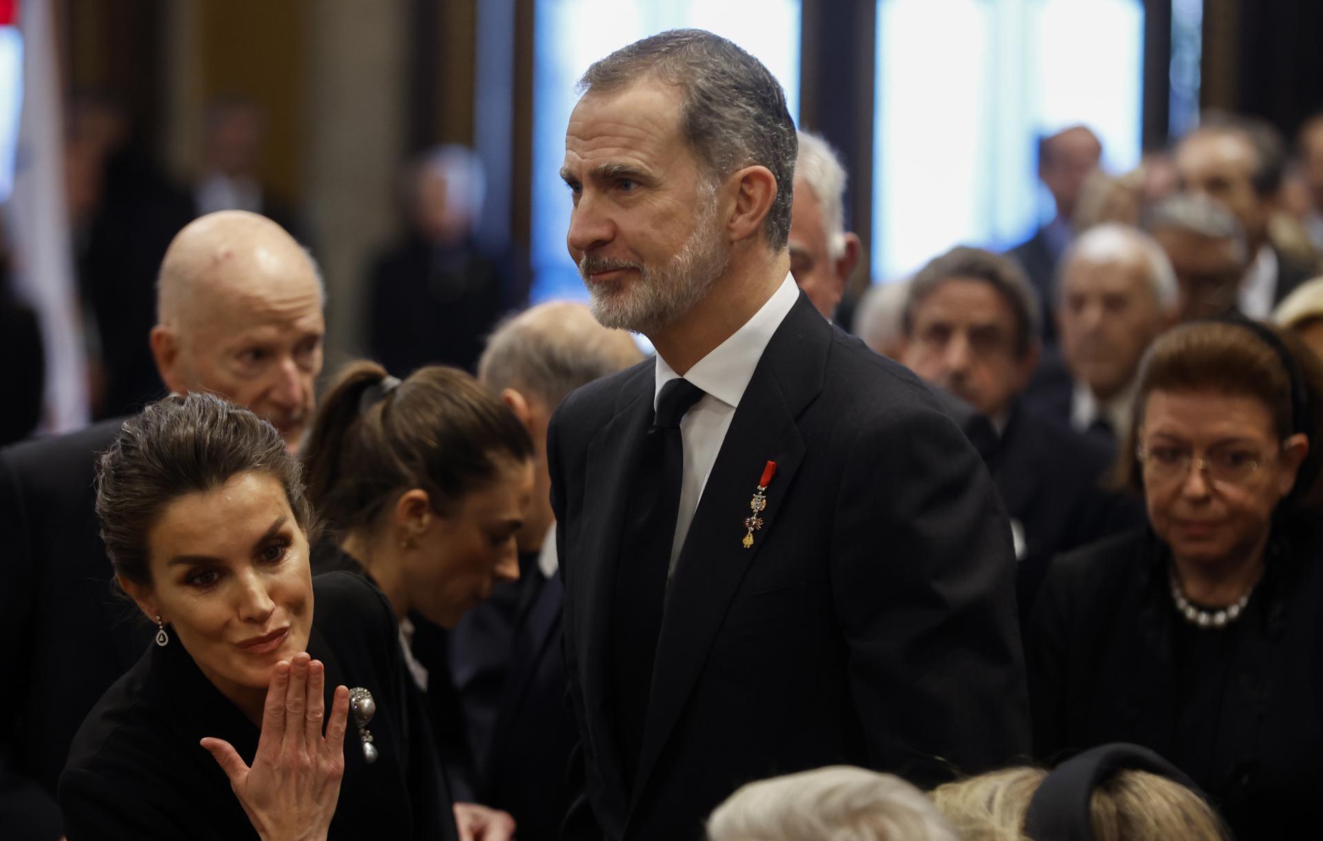 Felip VI evita la foto amb Joan Carles I al funeral de Constantí de Grècia