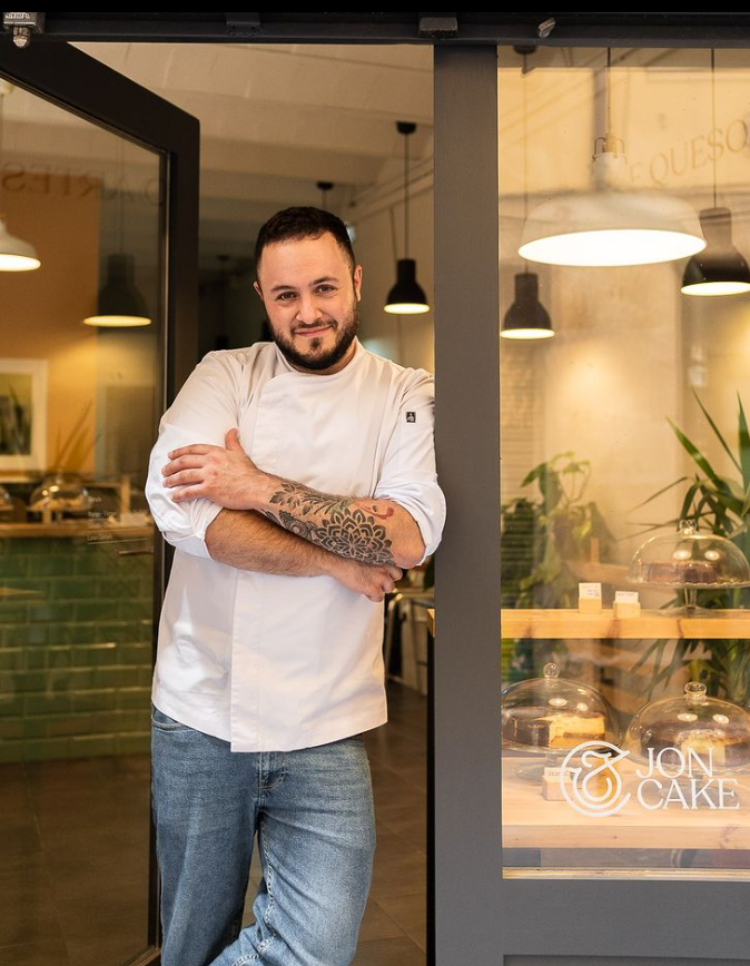 Jon Cake, la reconocida pastelería especializada en pasteles de queso, abre Jon Cake & Wines en Les Corts