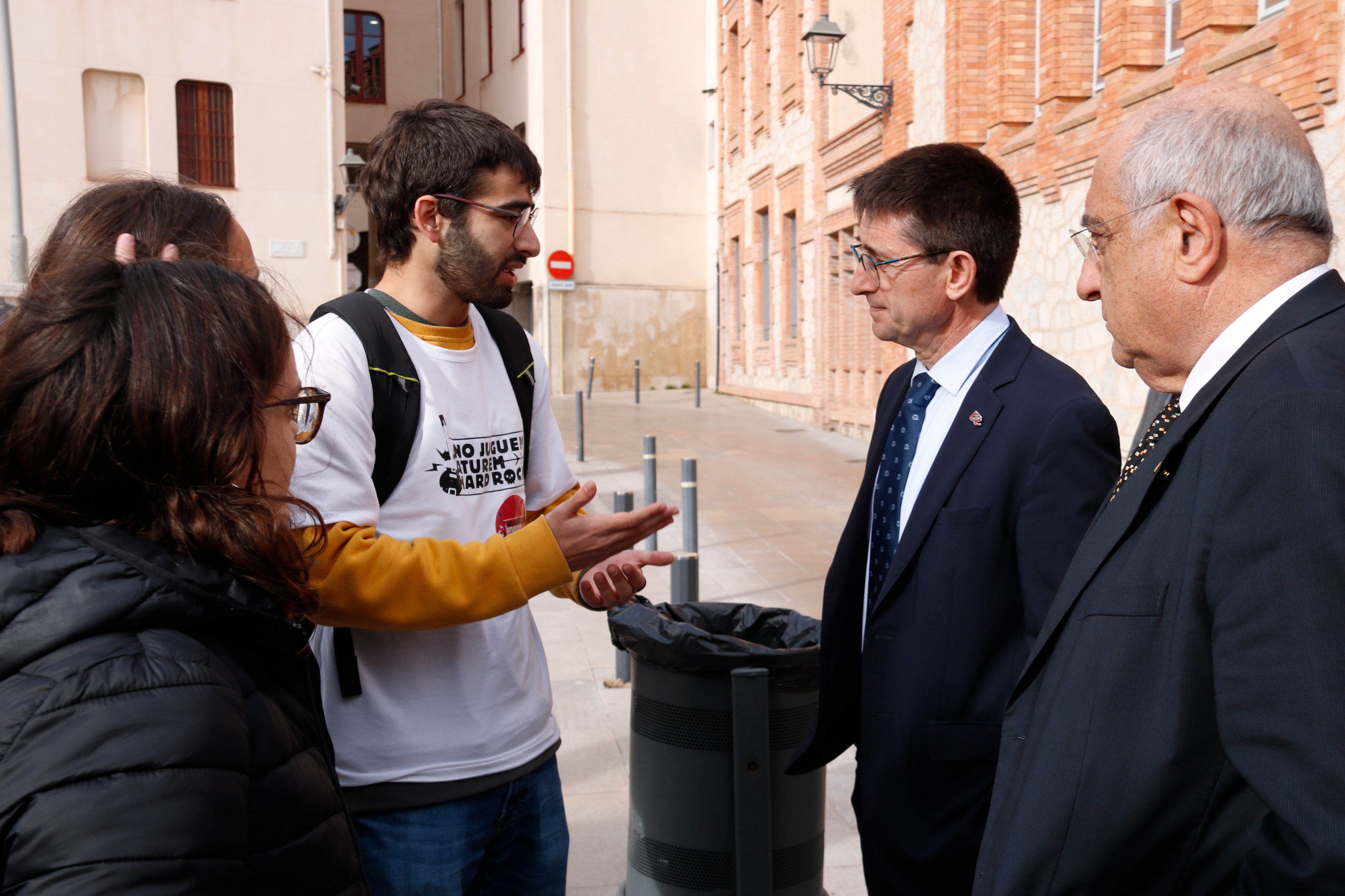 Abuchean al rector de la URV por posicionar la universidad a favor del Hard Rock | VÍDEOS