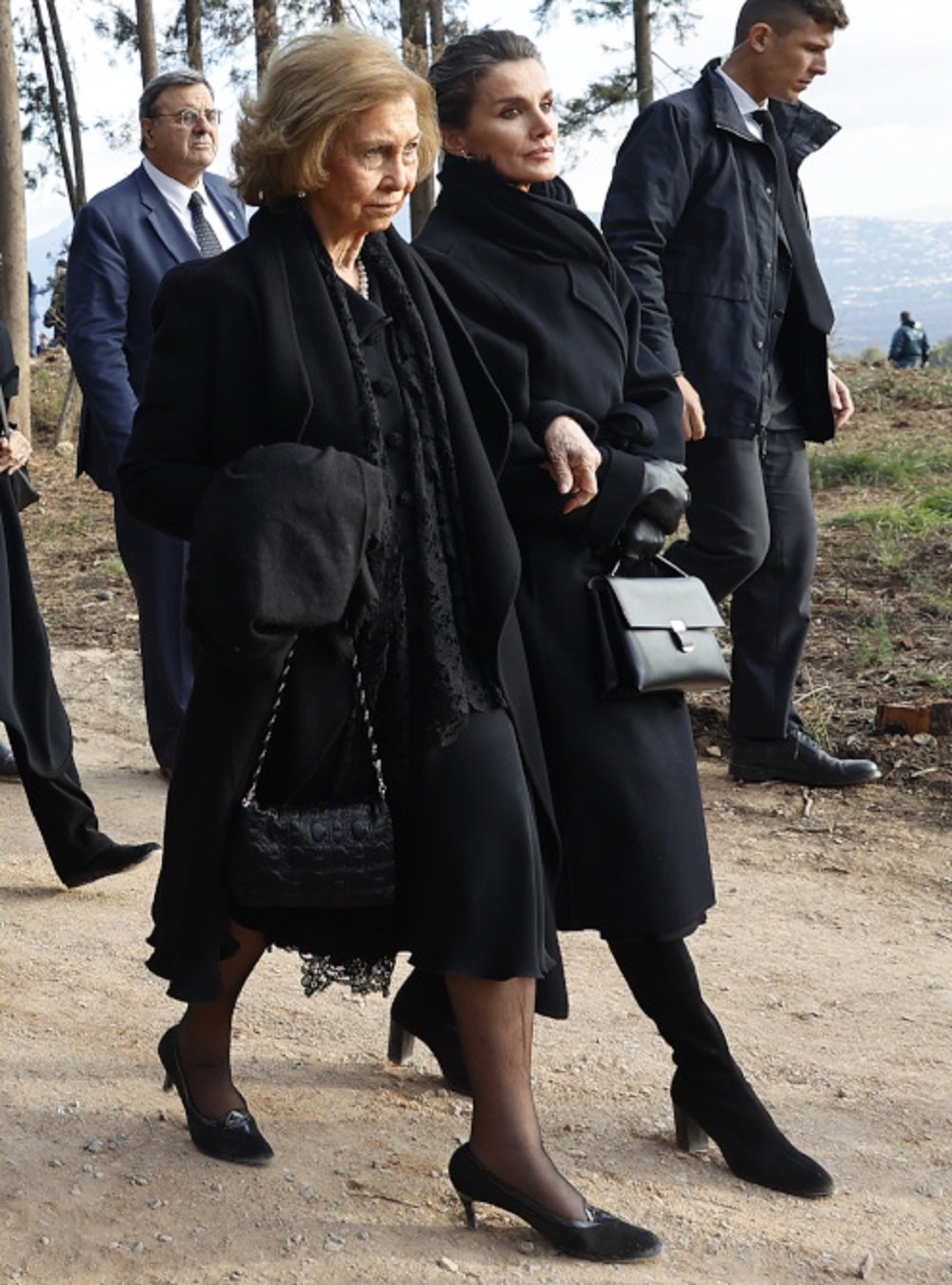 Letizia y Sofía en el cementerio de Tatoi Casa Real Letizia y Sofía en el cementerio de Tatoi Casa Real
