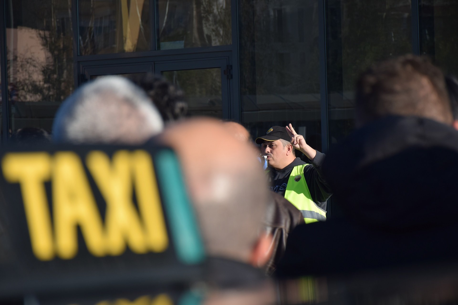 Nueva marcha lenta de los taxistas en Barcelona contra Free Now y las plataformas VTC este martes